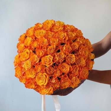 Букет из 51 оранжевой розы в эко-бумаге
