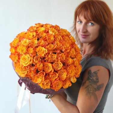 Букет из 51 оранжевой розы в эко-бумаге