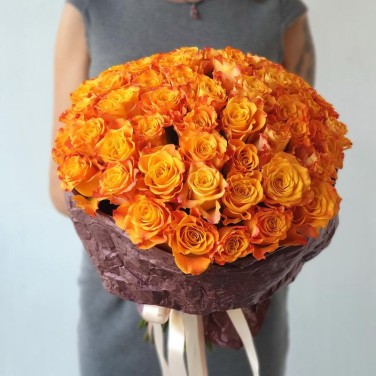 Букет из 51 оранжевой розы в эко-бумаге