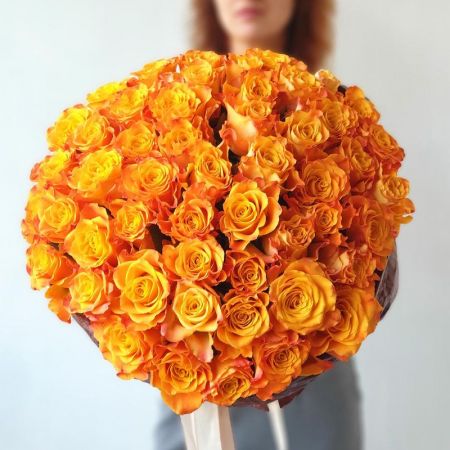 Букет из 51 оранжевой розы в эко-бумаге