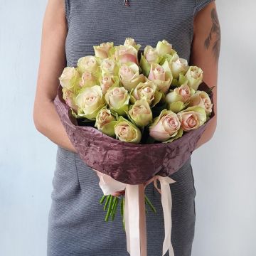 Букет из 31 розово-зеленой розы в эко-бумаге