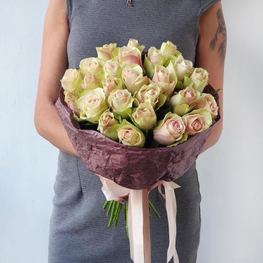 Букет из 31 розово-зеленой розы в эко-бумаге