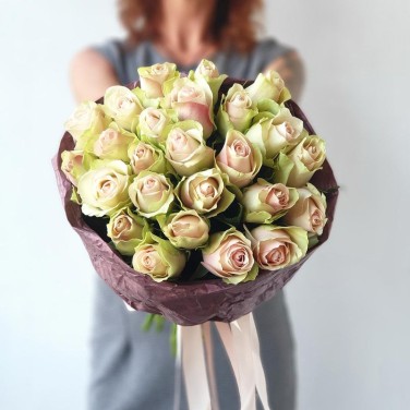 Букет из 31 розово-зеленой розы в эко-бумаге