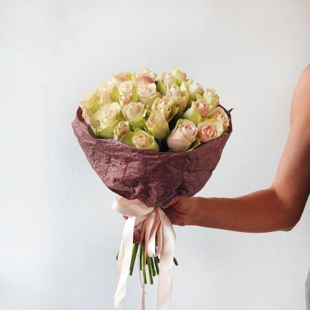 Букет из 31 розово-зеленой розы в эко-бумаге