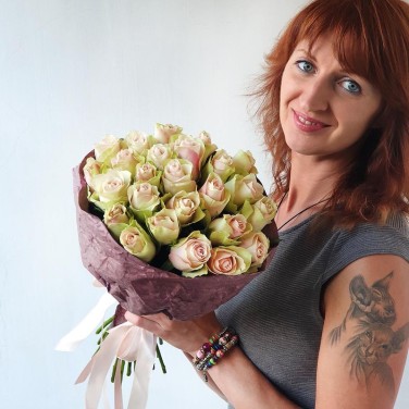 Букет из 31 розово-зеленой розы в эко-бумаге