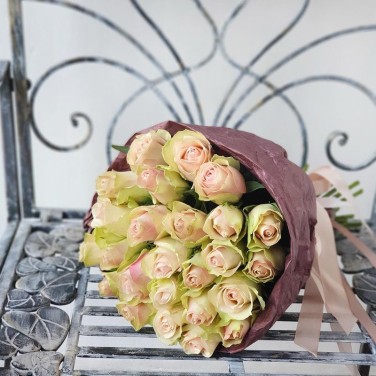 Букет из 31 розово-зеленой розы в эко-бумаге