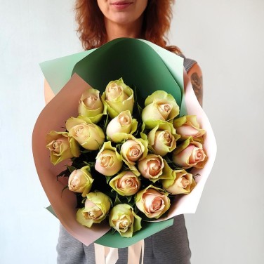 Букет из 17 розово-зеленых роз в оригинальной упаковке