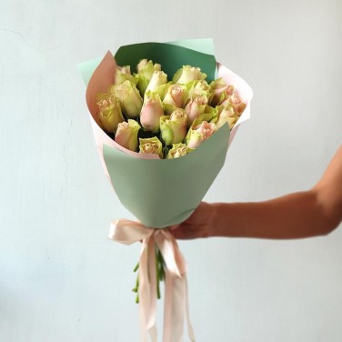 Букет из 17 розово-зеленых роз в оригинальной упаковке