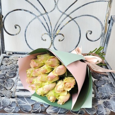 Букет из 17 розово-зеленых роз в оригинальной упаковке