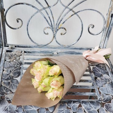 Букет из 11 розово-зеленых роз Нежный