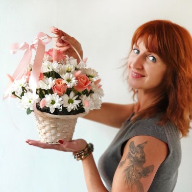 Корзина с хризантемой, розой и лагурусом