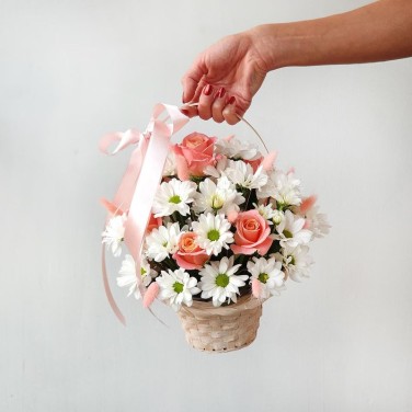 Корзина с хризантемой, розой и лагурусом