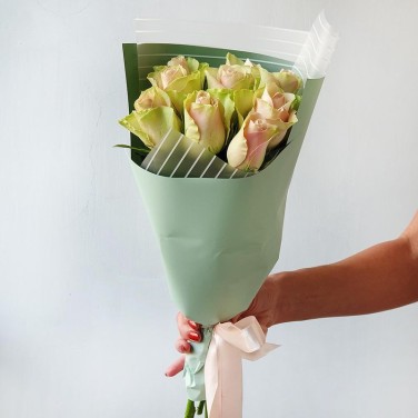 Букет из 9 роз в интересной упаковке