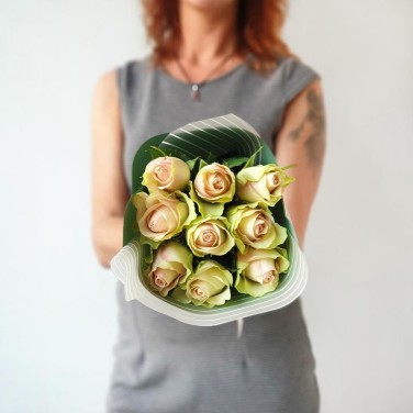 Букет из 9 роз в интересной упаковке