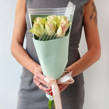 Букет из 9 роз в интересной упаковке