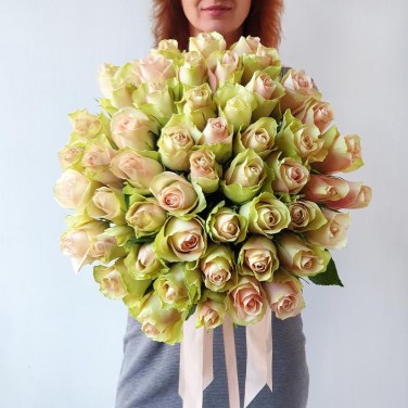 Букет из 51 розово-зеленой розы под лентой
