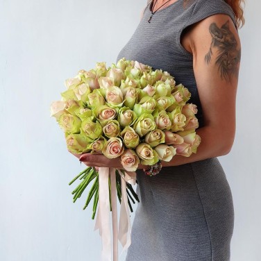 Букет из 51 розово-зеленой розы под лентой