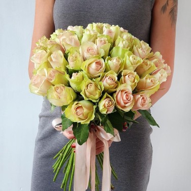 Букет из 51 розово-зеленой розы под лентой