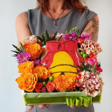 Композиция из роз, гвоздики с печеньем Колокольчик