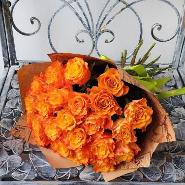 Букет из 25 оранжевых роз в крафте