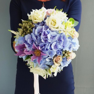 Свадебный букет из гортензии, роз, клематиса Голубая Лагуна
