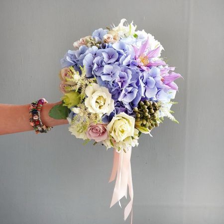 Свадебный букет из гортензии, роз, клематиса Голубая Лагуна