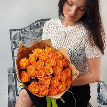 Букет из 25 оранжевых роз в крафте