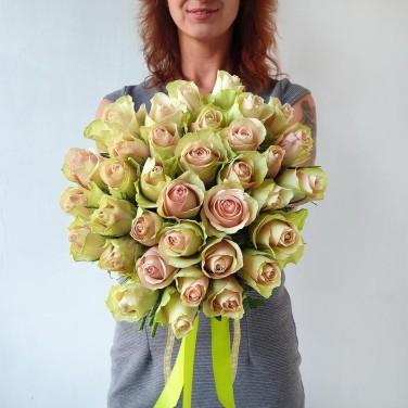 Букет нежных розово-зеленых роз с лентой