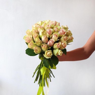 Букет нежных розово-зеленых роз с лентой