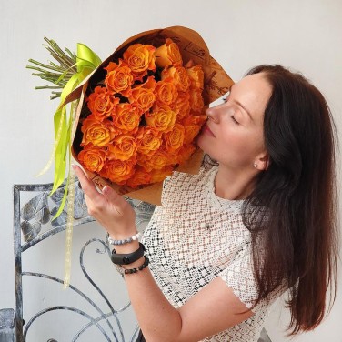 Букет из 25 оранжевых роз в крафте