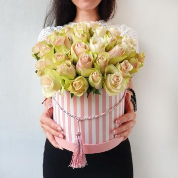 Шляпная коробка с розово-зелеными розами Рассвет