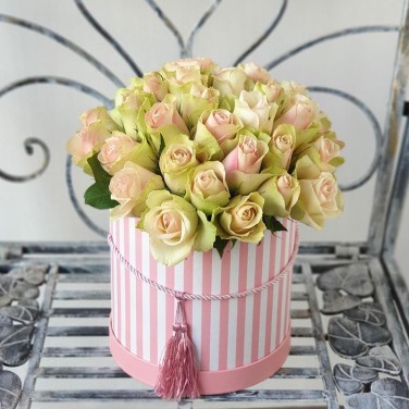 Шляпная коробка с розово-зелеными розами Рассвет