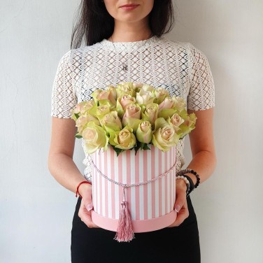 Шляпная коробка с розово-зелеными розами Рассвет