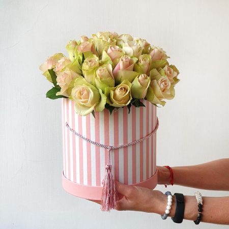 Шляпная коробка с розово-зелеными розами Рассвет