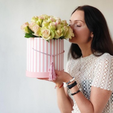 Шляпная коробка с розово-зелеными розами Рассвет