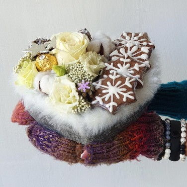 Новогодняя композиция из роз, эустомы и печенья