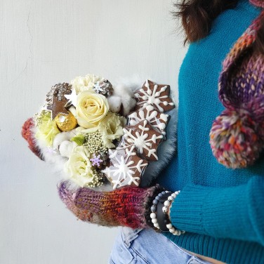 Новогодняя композиция из роз, эустомы и печенья