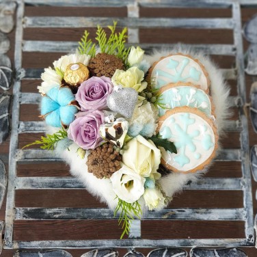 Новогодняя композиция из роз, шишек и печенья