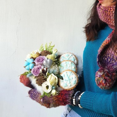 Новогодняя композиция из роз, шишек и печенья