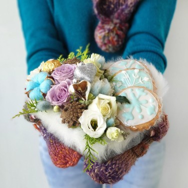 Новогодняя композиция из роз, шишек и печенья