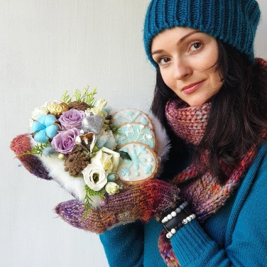 Новогодняя композиция из роз, шишек и печенья