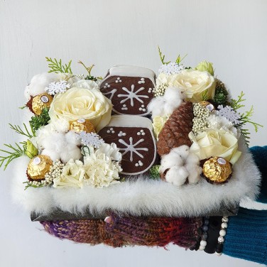 Новогодняя композиция из роз, конфет и печенья