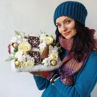 Новогодняя композиция из роз, конфет и печенья