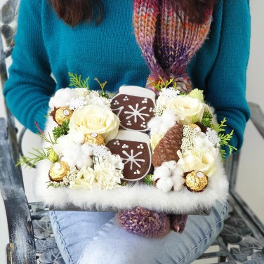 Новогодняя композиция из роз, конфет и печенья