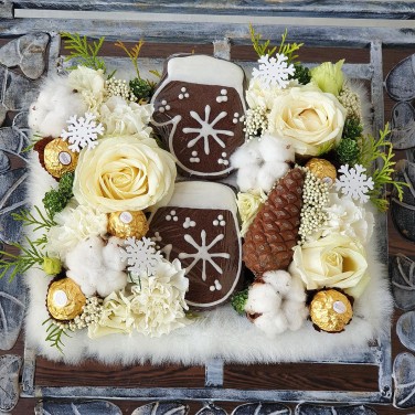 Новогодняя композиция из роз, конфет и печенья