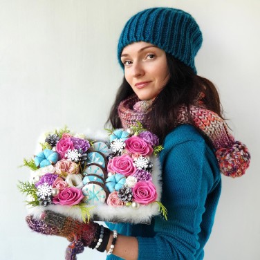 Новогодняя композиция из роз, лунных гвоздик, хлопка и печенья