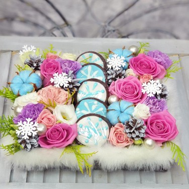 Новогодняя композиция из роз, лунных гвоздик, хлопка и печенья