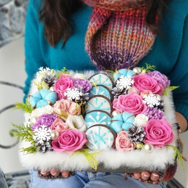 Новогодняя композиция из роз, лунных гвоздик, хлопка и печенья