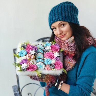 Новогодняя композиция из роз, лунных гвоздик, хлопка и печенья