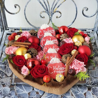 Большая композиция с цветами, новогодним декором и песочным печеньем